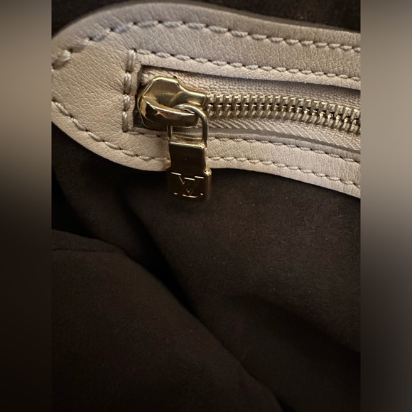 Louis Vuitton Monogram Mahina Hobo beige - Picture 11 of 16